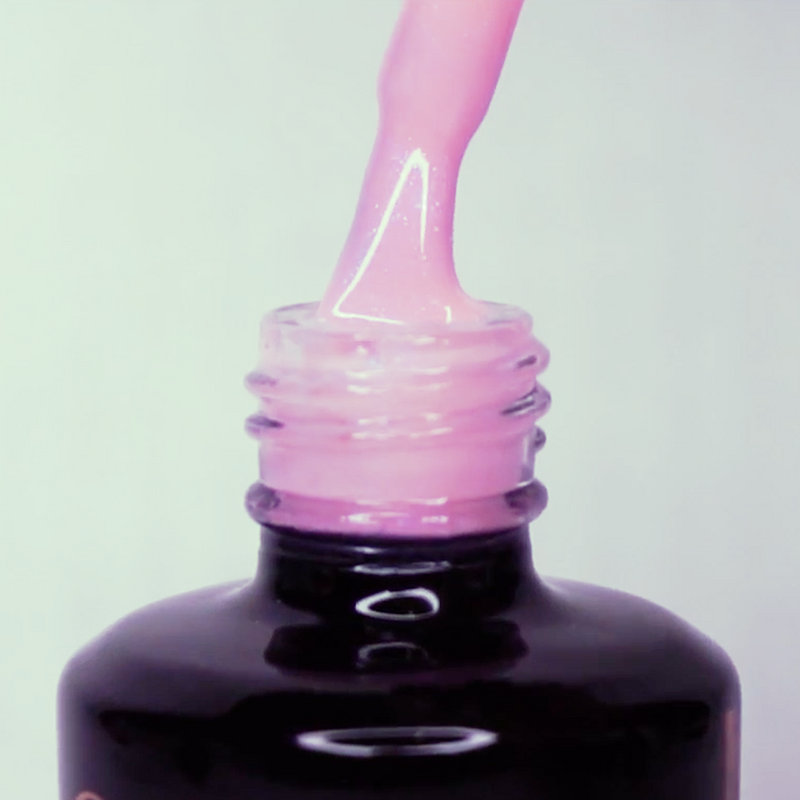 Cupio Rubber Base i farven Flamingo Shimmer Blue – lyserød nuance med blåligt diskret shimmer.