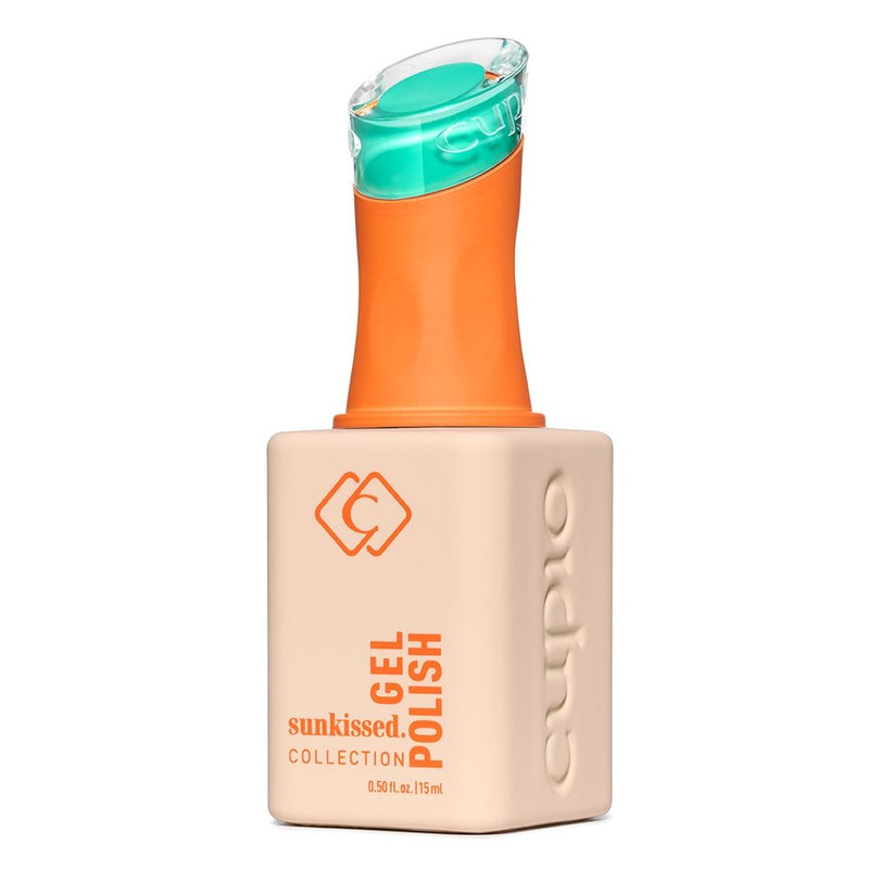 Beholder med Gellak Cupio Sunkissed - Seaside Rendezvous 15 ml. Elegant beholder set fra siden med et stilfuldt design og et farvekodet låg, der afslører den smukke gellakfarve.