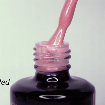 Cupio Rubber Base i farven Perfect French Shimmer Red – lyserød-pink base med rødligt glimmer vist i beholder.