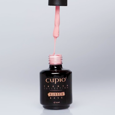 Forskellige farver fra Cupio Rubber Base French Collection, hvor hver nuance vises enkeltvis på negleprøver. Farverne spænder fra gennemsigtig nude til blød rosa og varm beige, med fokus på naturlige og elegante toner til fransk manicure.