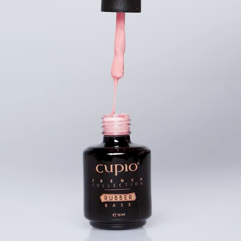 Forskellige farver fra Cupio Rubber Base French Collection, hvor hver nuance vises enkeltvis på negleprøver. Farverne spænder fra gennemsigtig nude til blød rosa og varm beige, med fokus på naturlige og elegante toner til fransk manicure.