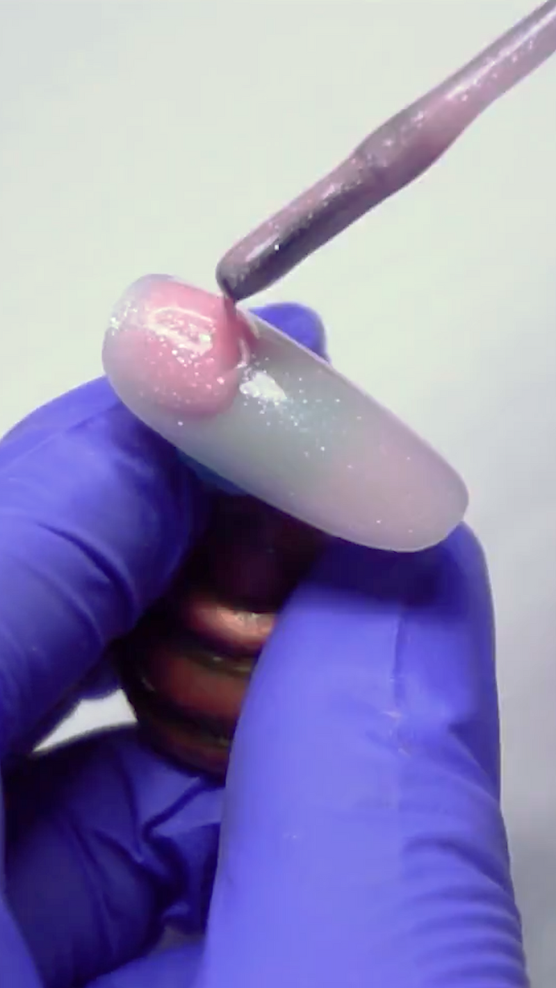 Cupio Rubber Base French Collection Shimmer-nuancer – lyserøde og hvide rubber bases med shimmer i flaske og på negleprøver.